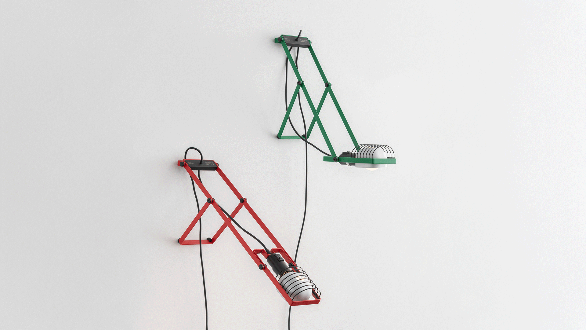 Lampada da tavolo Sintesi di Artemide: base a treppiede angolare rossa con braccio regolabile che sorregge una testa LED compatta, su superficie nera riflettente