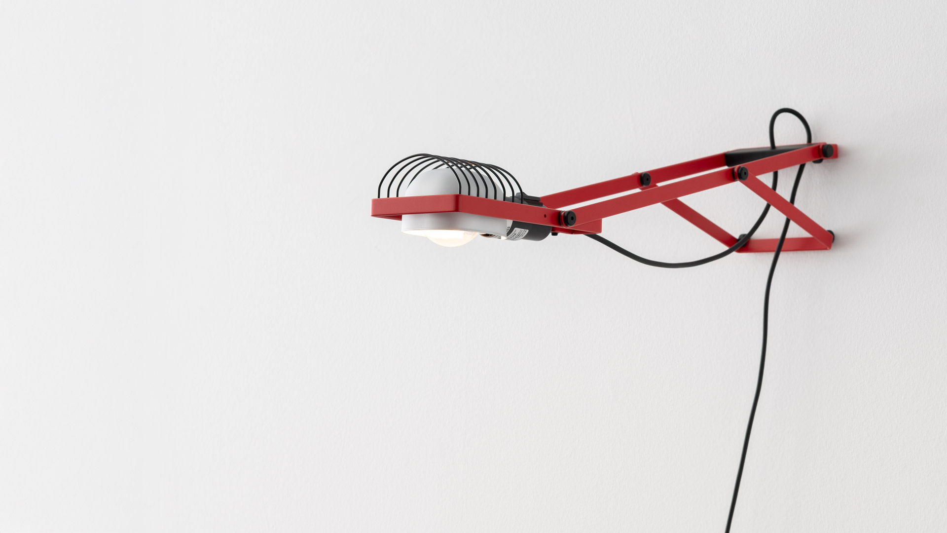 Quattro lampade da tavolo Artemide Sintesi con struttura in filo metallico verde, rosso, trasparente e blu, con paralume bianco a lamelle e cavo nero