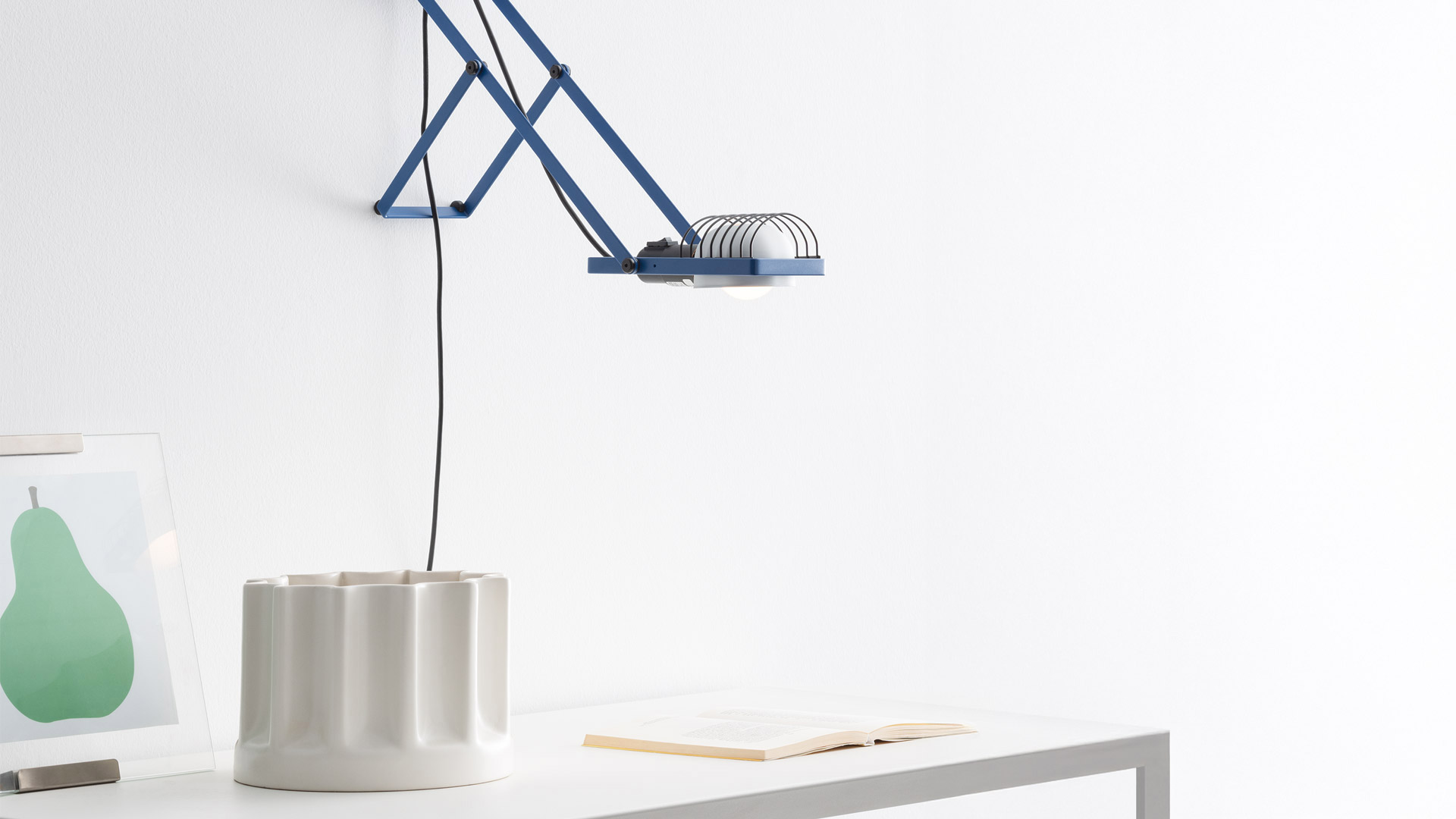 Quattro lampade da terra Artemide Sintesi in verde, rosso, bianco e blu, con struttura metallica regolabile, paralume a griglia e lampadina a vista
