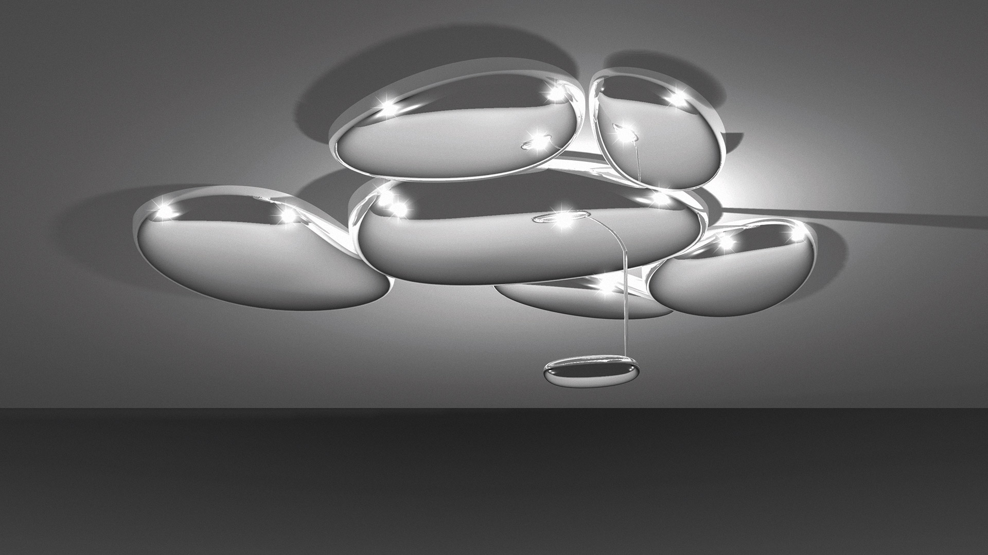 Lampada da soffitto Artemide Skydro: gruppo di moduli ovali in cromo lucido sul soffitto con un piccolo anello a sospensione sotto