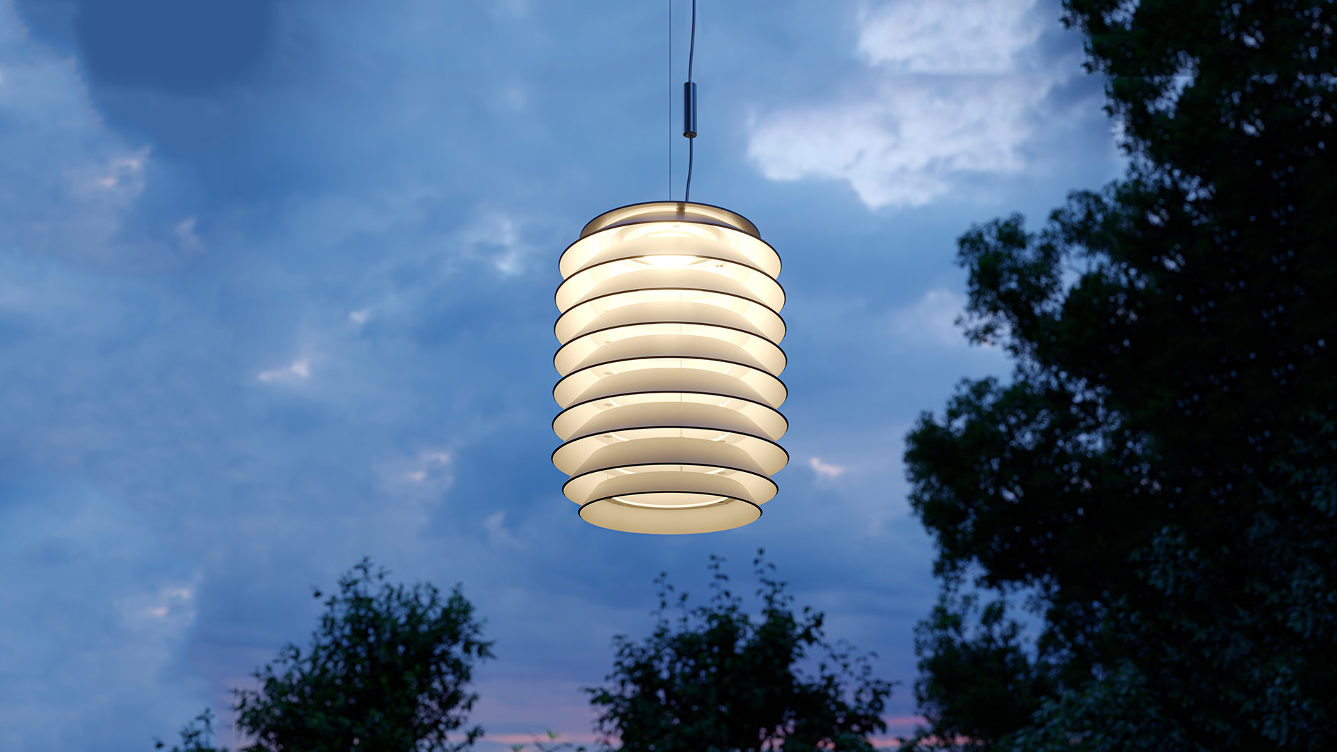 Due lampade a sospensione Artemide Slicing in alluminio spazzolato con alette orizzontali stratificate che diffondono luce calda, sospese da cavi neri