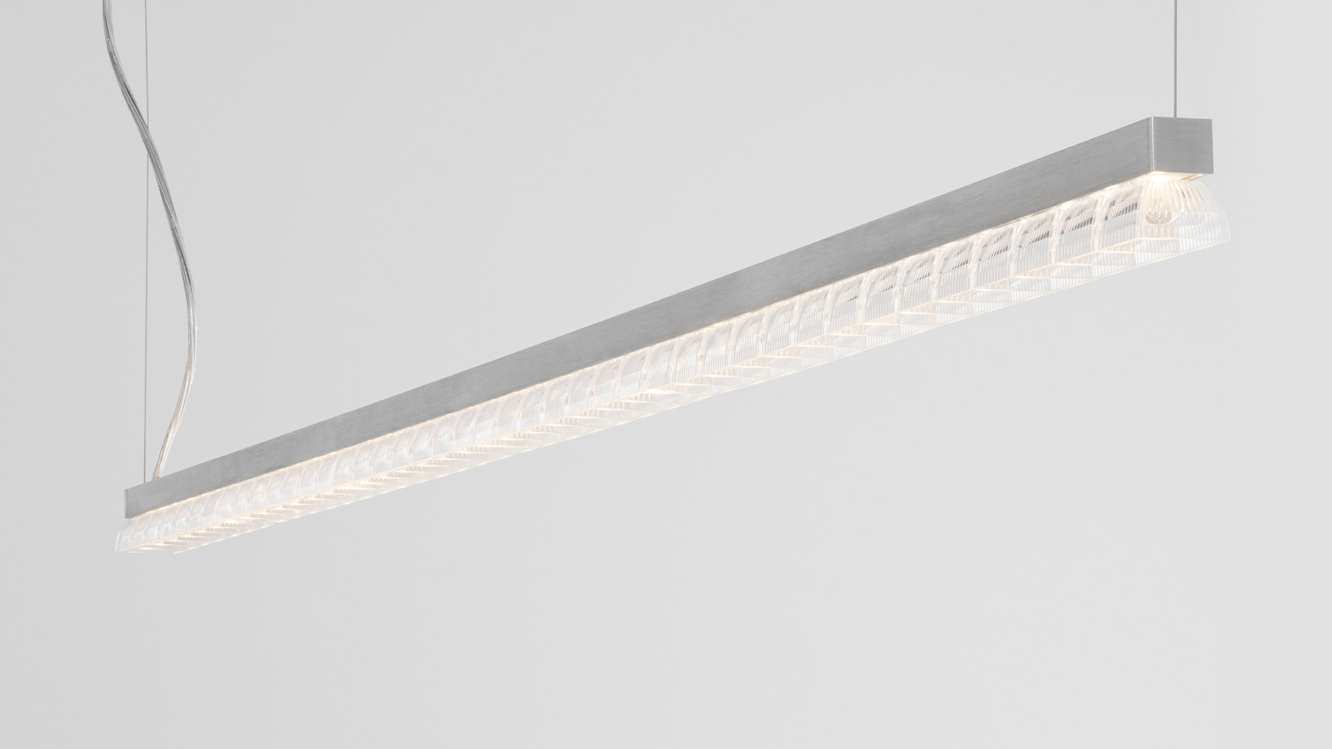 Artemide Somnĭum Stand Alone: sottile lampada a sospensione LED lineare in alluminio argento con diffusore a reticolo decorativo, sospesa da sottili cavi