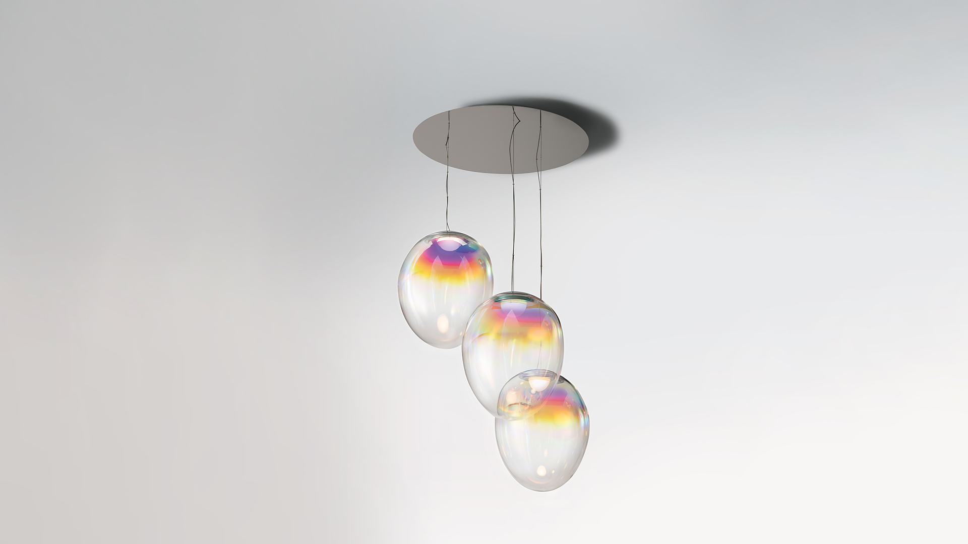 Busto marmoreo classico che emerge da una sfera di vetro iridescente con sorgente luminosa, immerso in luce blu-verde su sfondo scuro