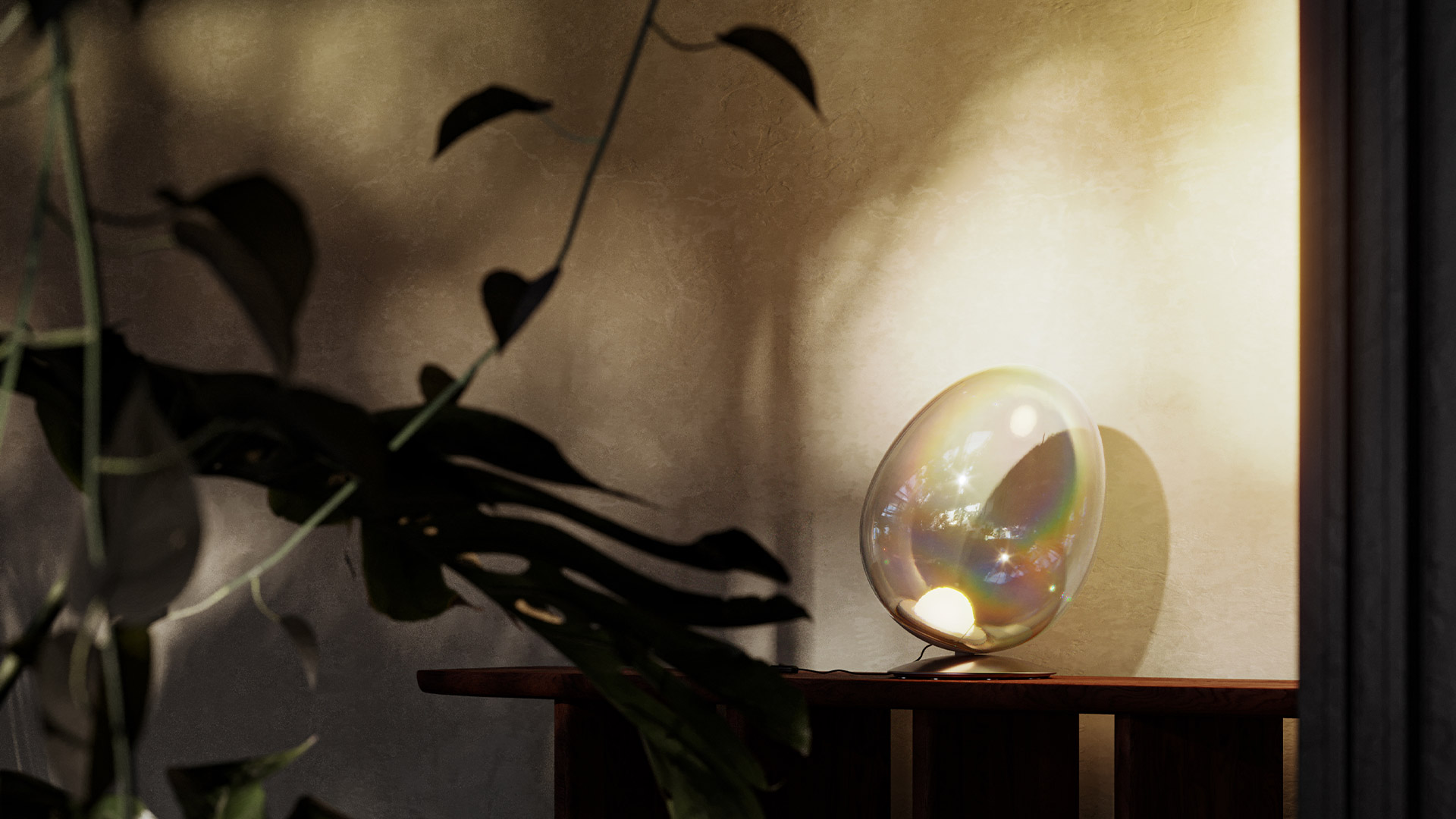 Lampada da terra Artemide Stellar Nebula: alto stelo nero sottile, globo in vetro trasparente con luce sfumata viola, arancione e giallo vibrante