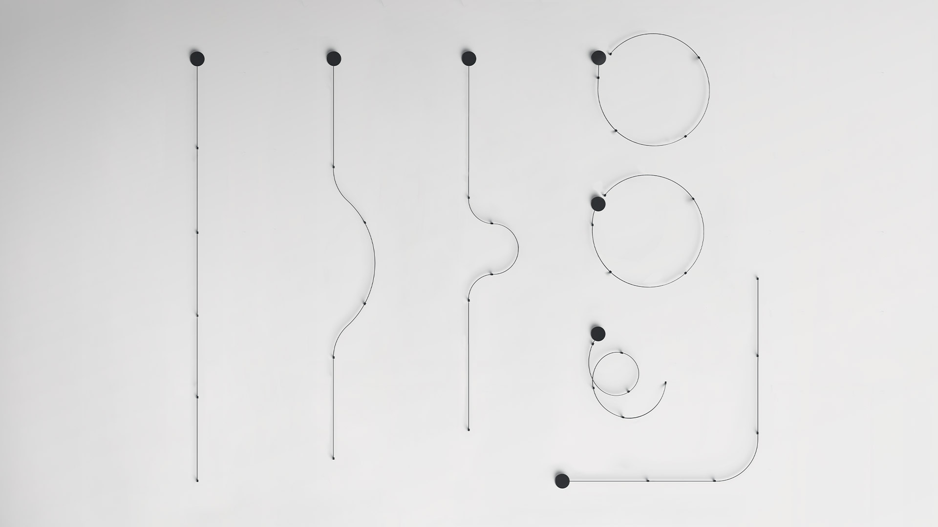 Kit di installazione Artemide Sylt Stand Alone: bobina di cavo piatto nero, rosone circolare e multipli connettori/clip neri