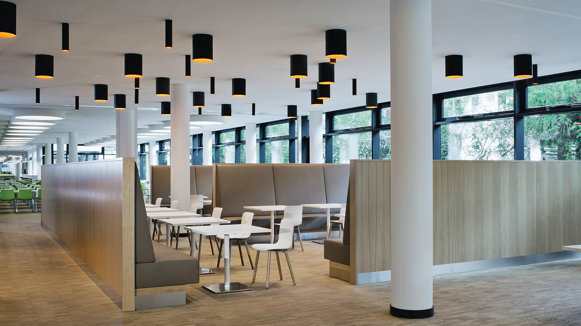 Lampade da soffitto Artemide Tagora: cilindri a sospensione e plafoniere in grigio, nero, talpa con interni a contrasto verde, arancione, bianco