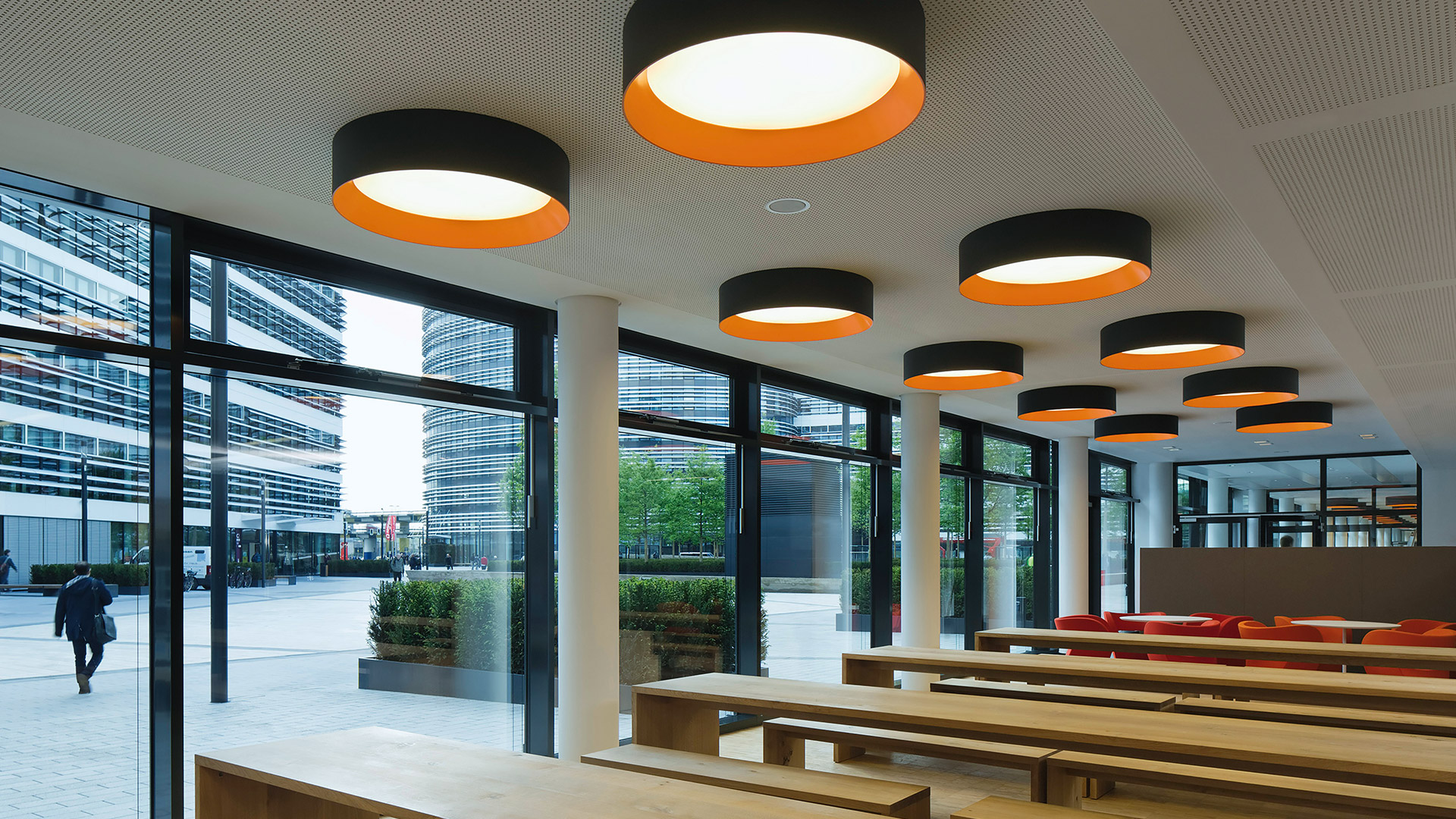 Lampade da soffitto Artemide Tagora: pendenti cilindrici e plafoniere in grigio, nero, talpa con interno verde e arancione a contrasto
