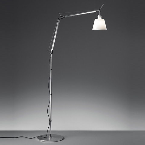 Lampada da terra Artemide Tolomeo Basculante Terra con braccio in alluminio regolabile, paralume conico bianco e base circolare