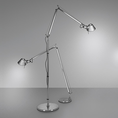 Due lampade da terra Artemide Tolomeo Terra in alluminio: una verticale, una inclinata, entrambe con bracci regolabili e paralumi conici su basi circolari