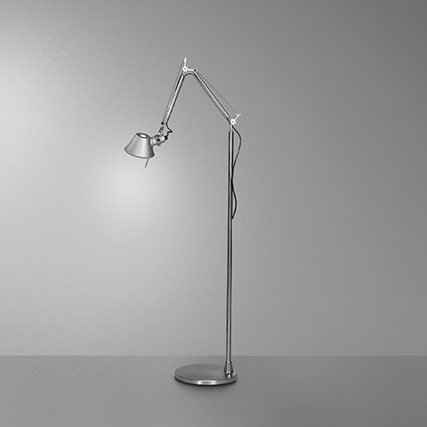 Lampada da terra Artemide Tolomeo Micro Terra in alluminio con braccio articolato regolabile e piccolo paralume conico su base rotonda