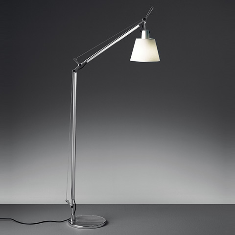 Lampada da terra Artemide Tolomeo Basculante Reading: braccio in alluminio lucido regolabile, paralume conico bianco, base circolare