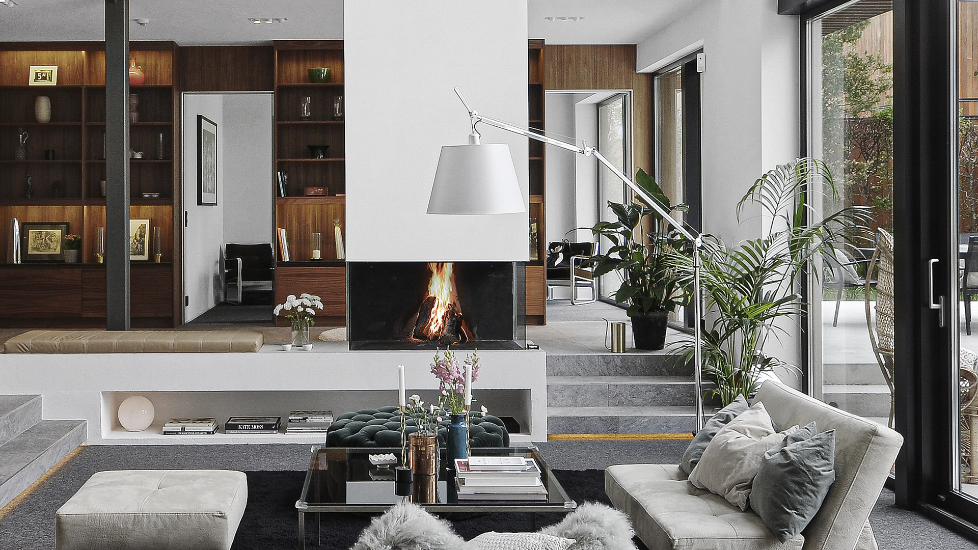 Lampada da terra Artemide Tolomeo Mega Terra in tre varianti di paralume: bianco, grigio chiaro e grigio scuro, con braccio articolato regolabile