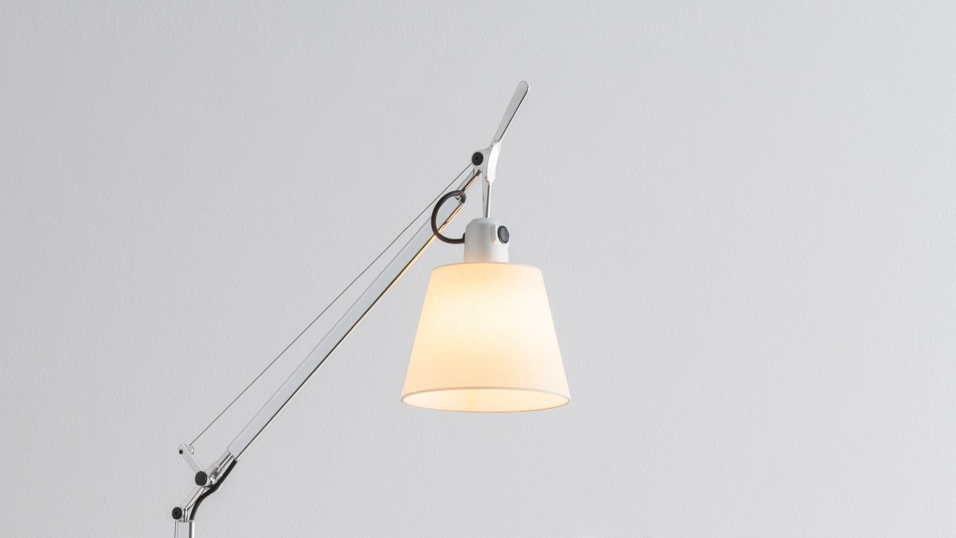 Lampada da terra Artemide Tolomeo Basculante con braccio articolato in alluminio e paralume diffusore bianco, su sfondo neutro