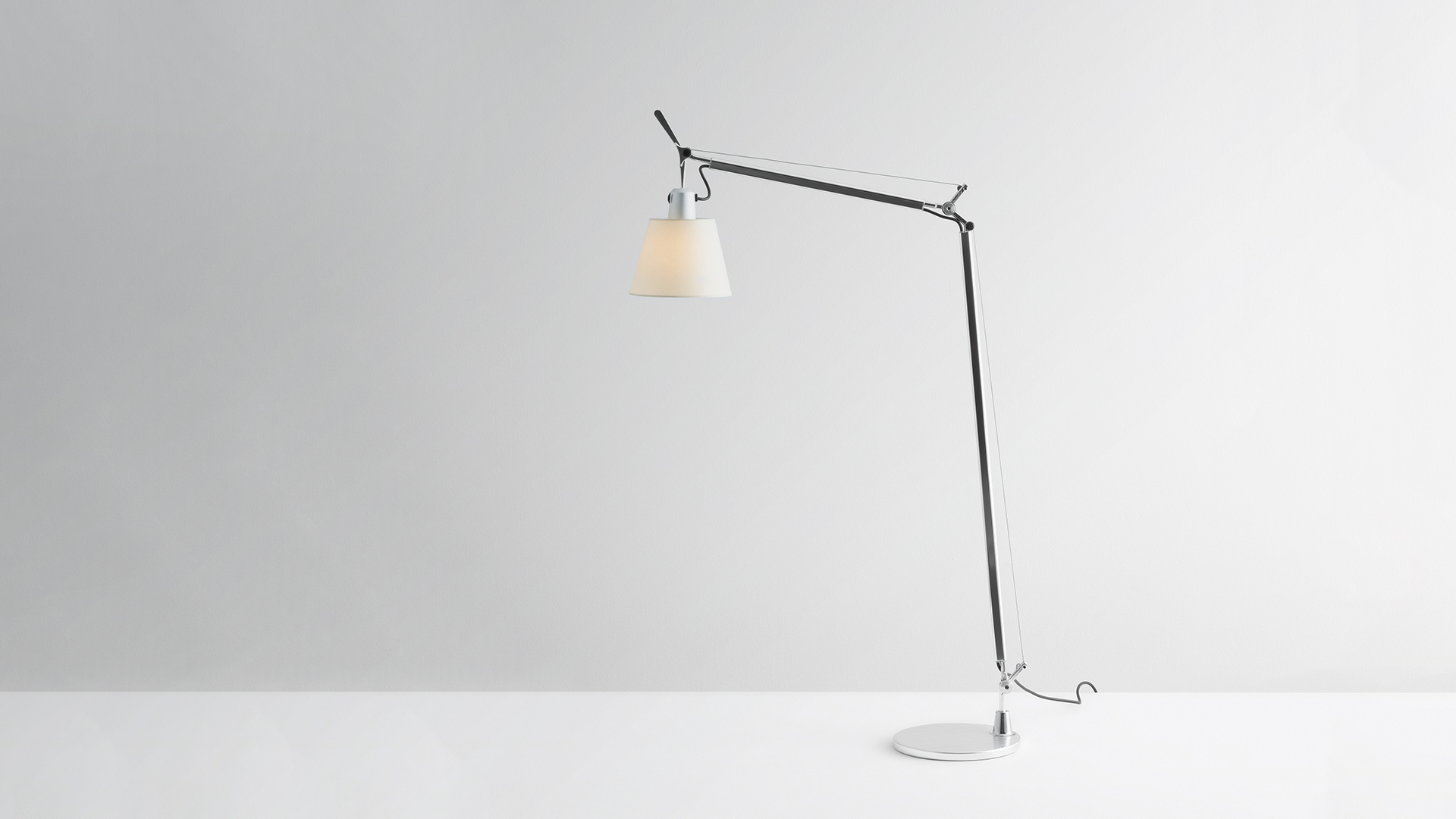 Lampada da terra Artemide Tolomeo Basculante Reading: braccio in alluminio regolabile con paralume conico in tessuto bianco su base circolare