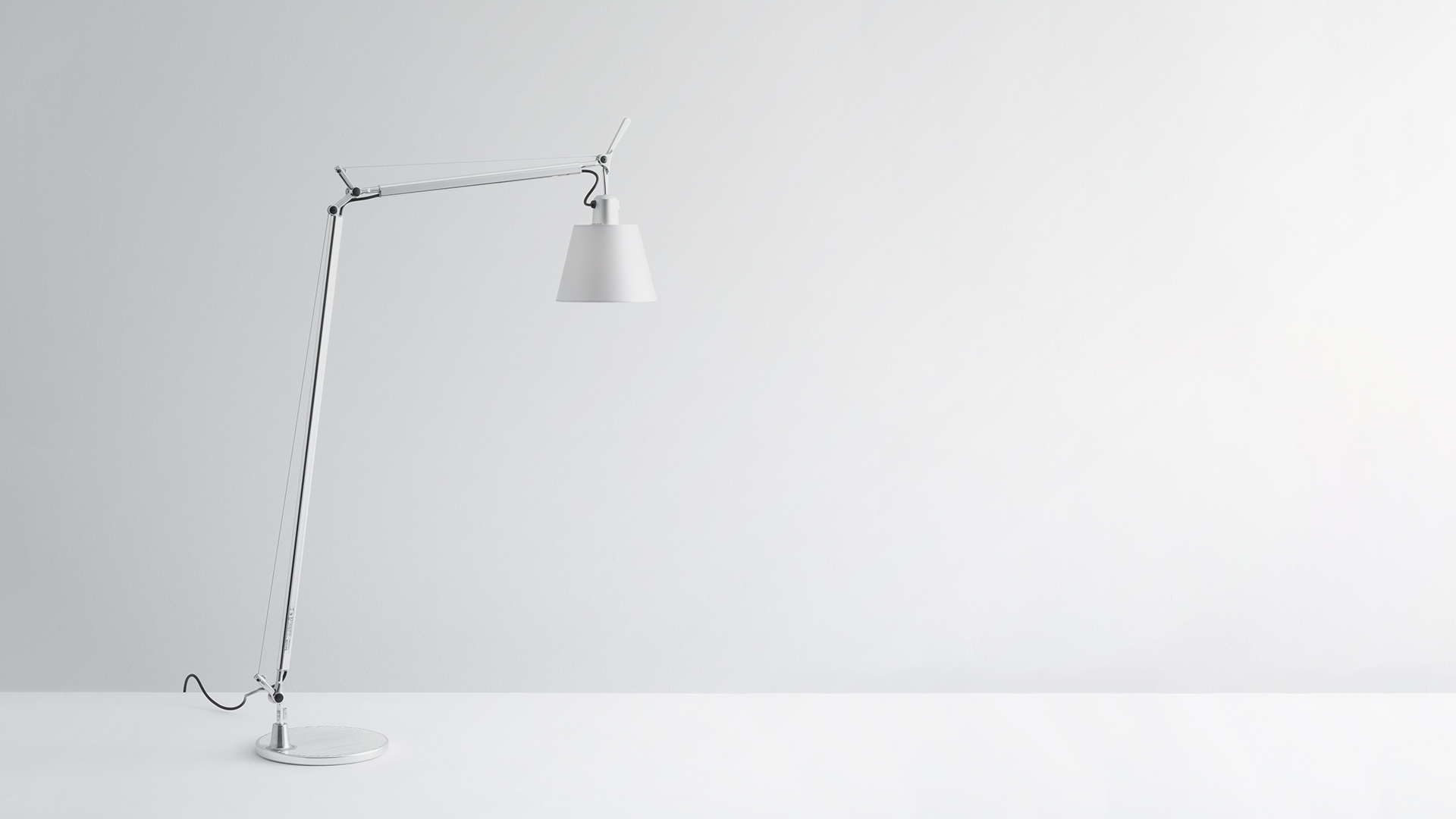 Lampada da terra Artemide Tolomeo Basculante Reading in bianco, con braccio articolato regolabile e paralume conico su base circolare