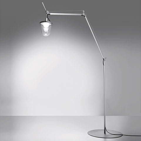 Lampada da terra Artemide Tolomeo Lampione Outdoor: braccio in alluminio regolabile con giunti articolati, paralume a lanterna in vetro trasparente, base circolare