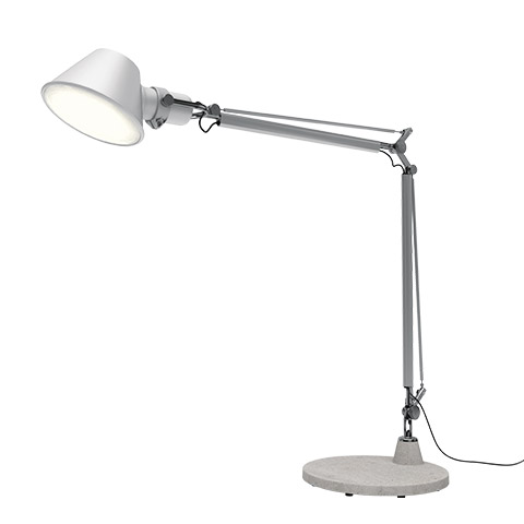 Lampada da tavolo Artemide Tolomeo bianca e argento con doppio braccio regolabile, paralume conico e base rotonda pesante.