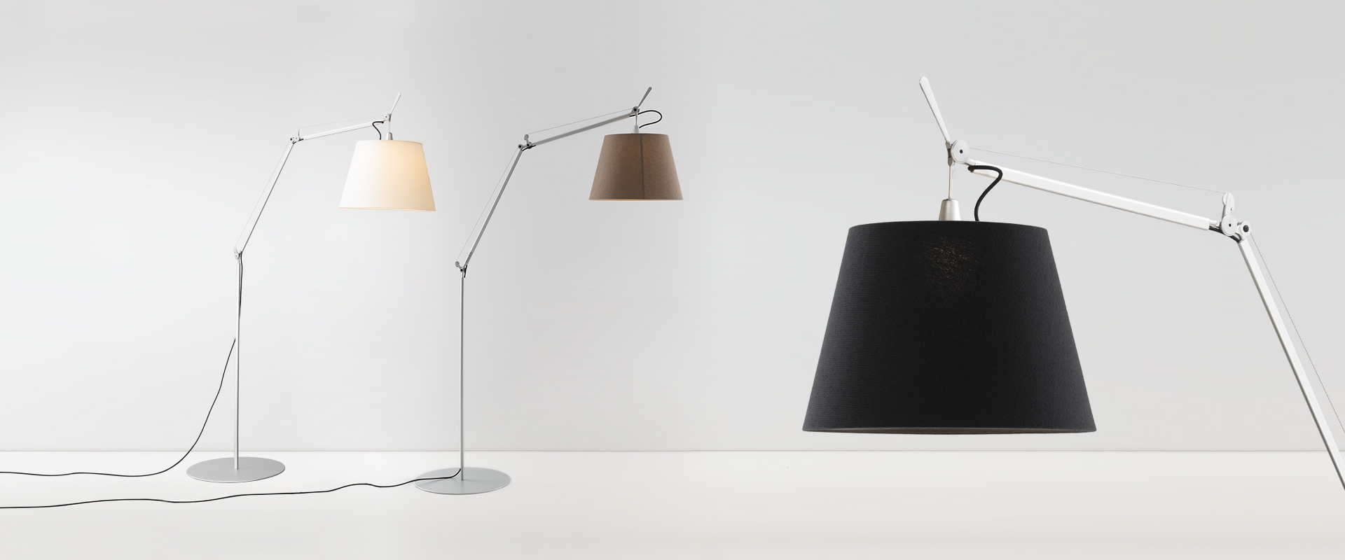 Tre lampade da terra Artemide Tolomeo Paralume Outdoor con bracci regolabili e paralumi conici in bianco, marrone e nero