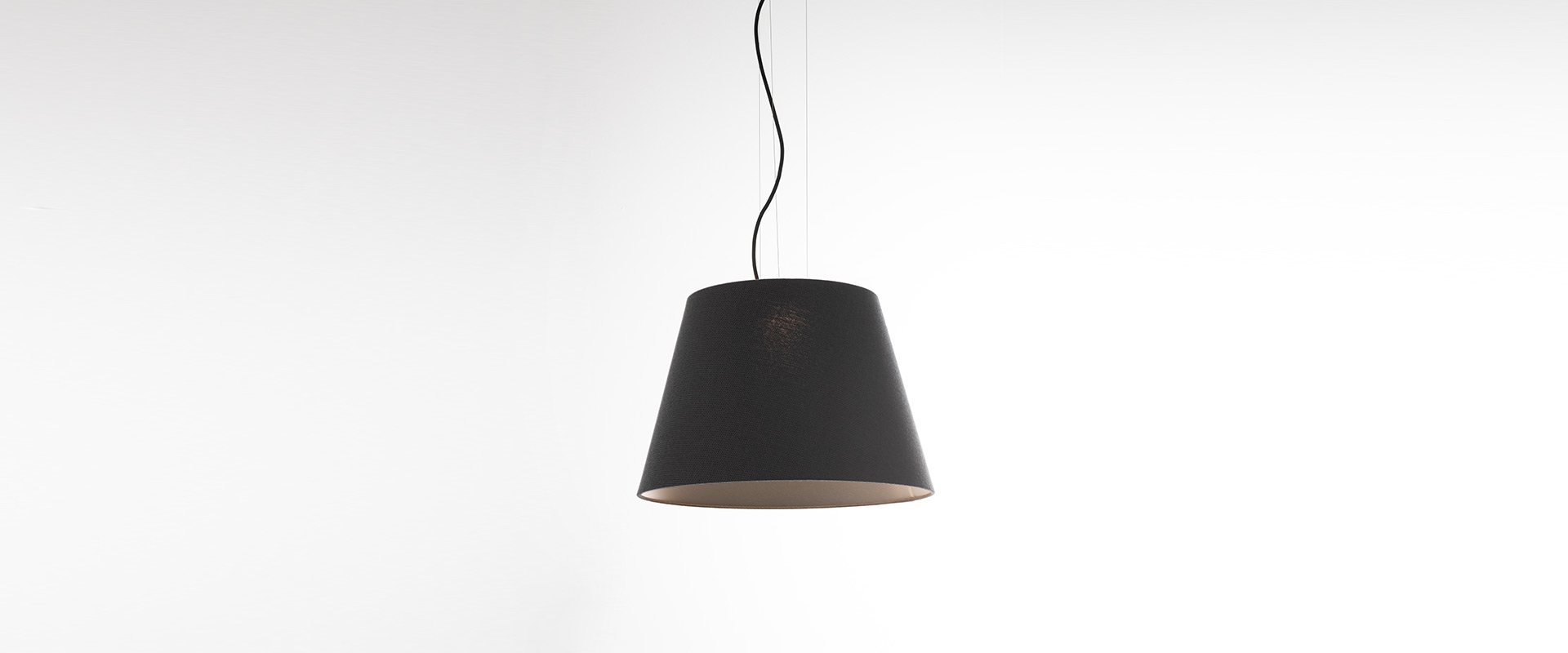 Lampada a sospensione Artemide Tolomeo Paralume Outdoor con paralume conico scuro e cavo nero, progettata per uso esterno