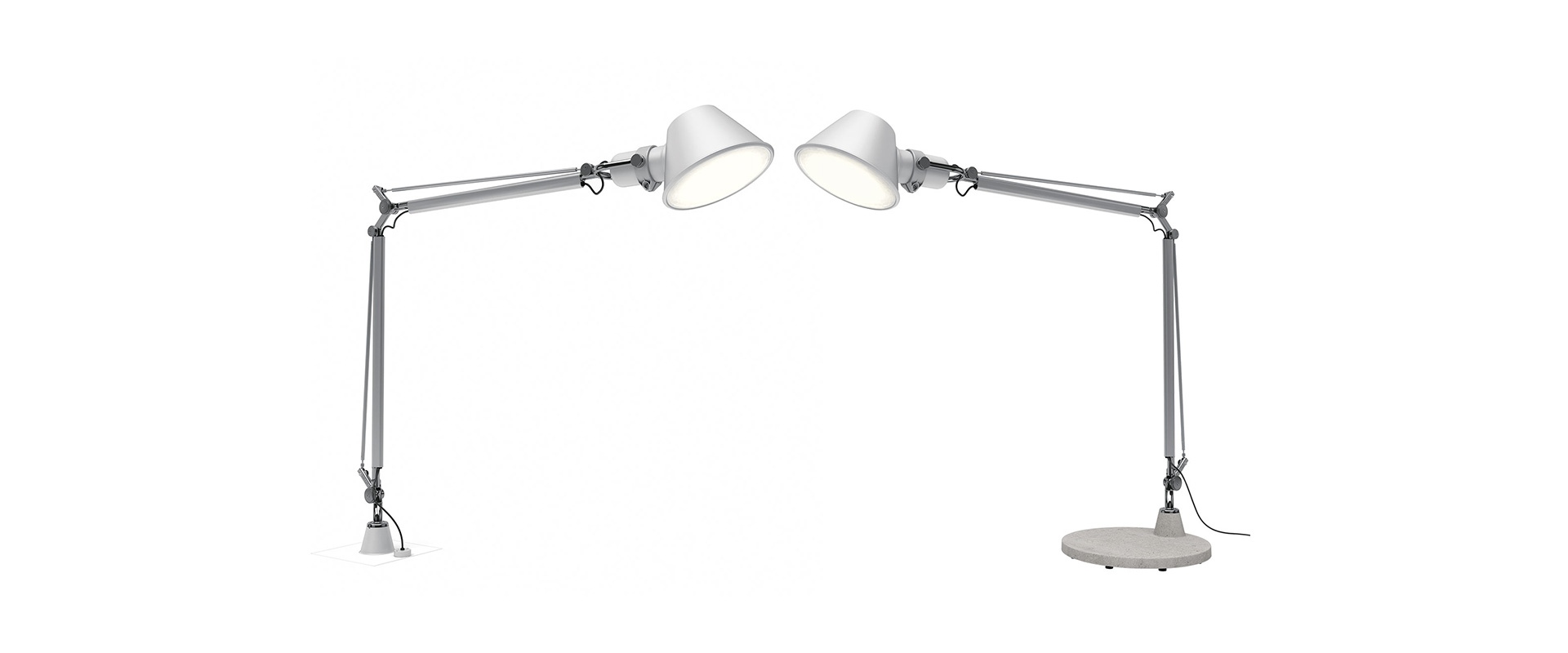 Due lampade Artemide Tolomeo Outdoor in alluminio: sinistra versione a parete, destra versione da terra con base, entrambe con bracci regolabili