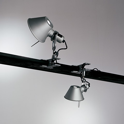 Lampade a pinza Artemide Tolomeo Pinza in alluminio: una montata verticale su una trave, una appesa invertita, entrambe con paralumi conici
