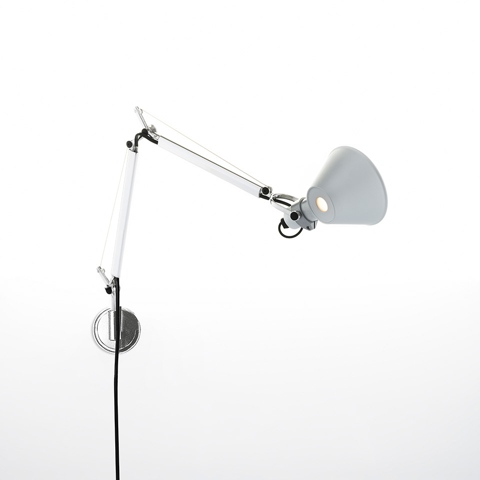 Lampada da parete Artemide Tolomeo Micro Parete bianca, con braccio articolato regolabile e paralume conico, montata su supporto a muro cromato