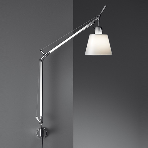 Lampada da parete Artemide Tolomeo Parete con braccio in alluminio regolabile e paralume conico bianco, montata su parete grigia