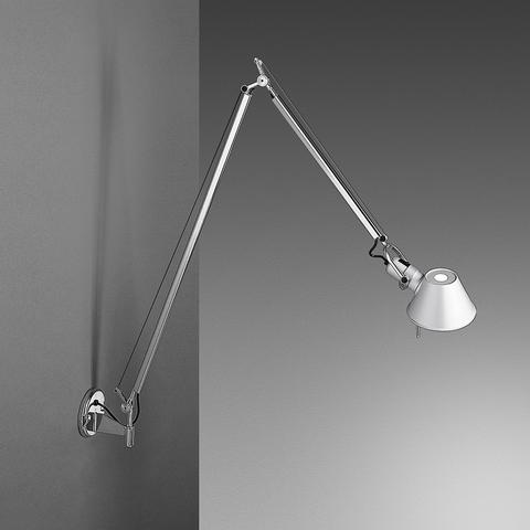Lampada da parete Artemide Tolomeo Parete in alluminio con doppio braccio regolabile e paralume conico, montata su parete grigia