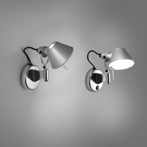 Applique Artemide Tolomeo Micro Faretto in alluminio: due faretti orientabili su supporti a parete cromati, mostrati diretti a sinistra e in avanti