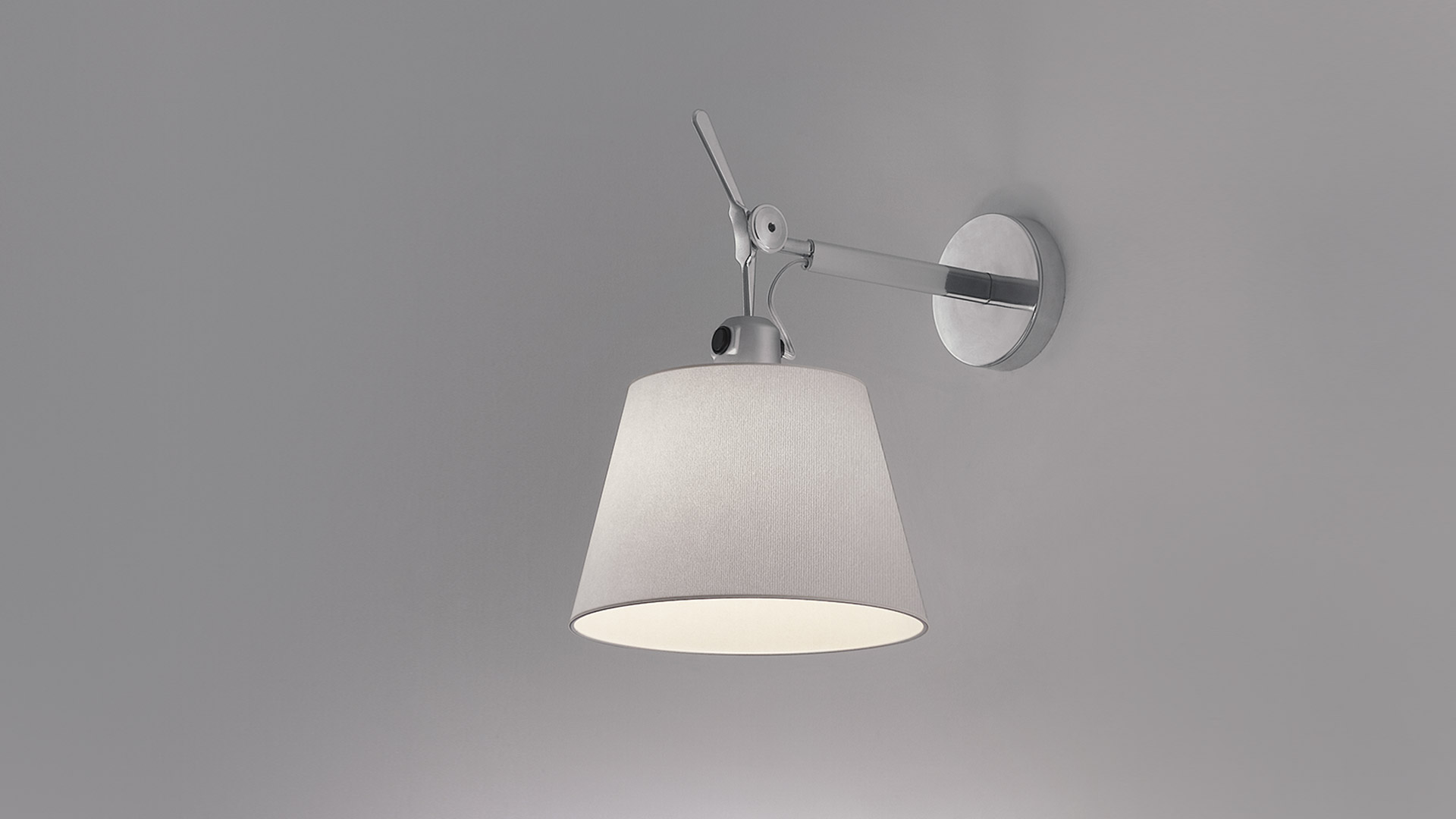Lampade da parete Artemide Tolomeo Parete con paralumi in tessuto bianco e supporti cromati, nelle versioni singola e doppia