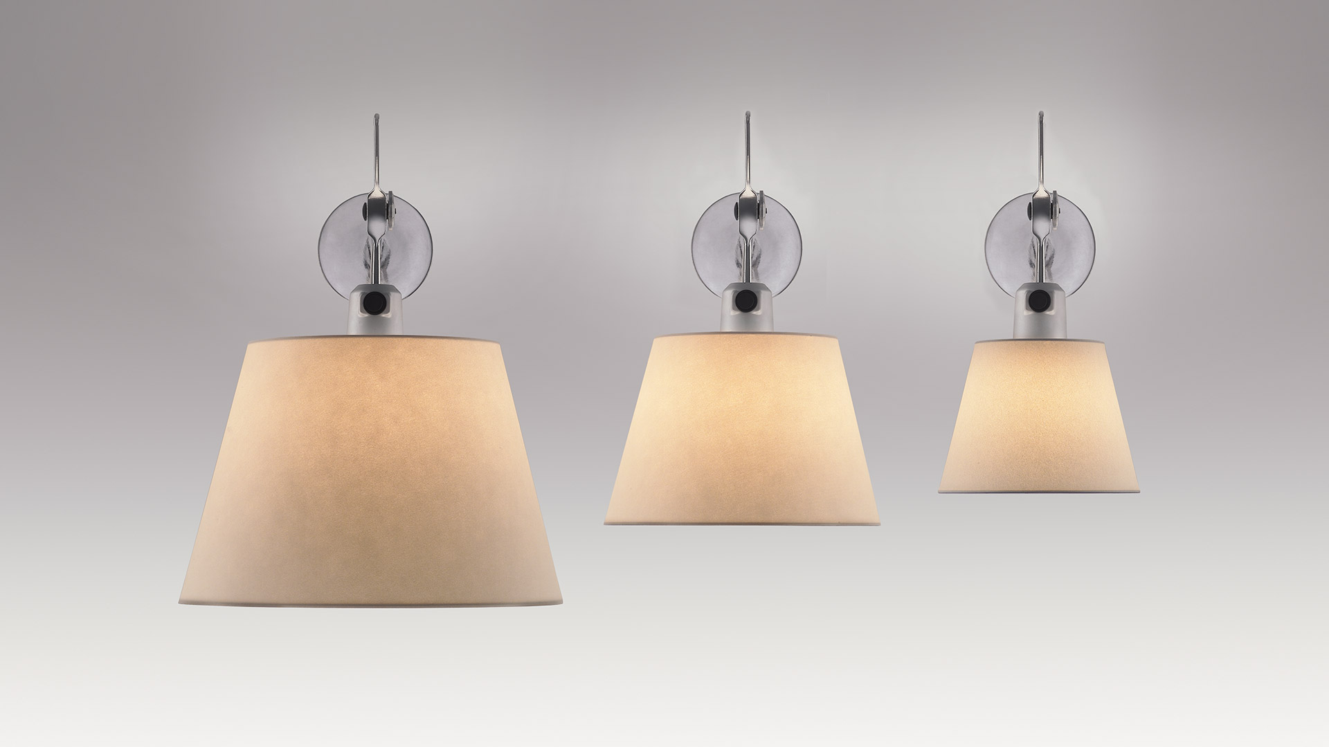 Tre lampade da parete Artemide Tolomeo Parete con paralumi in pergamena beige e supporti a parete cromati, in tre dimensioni