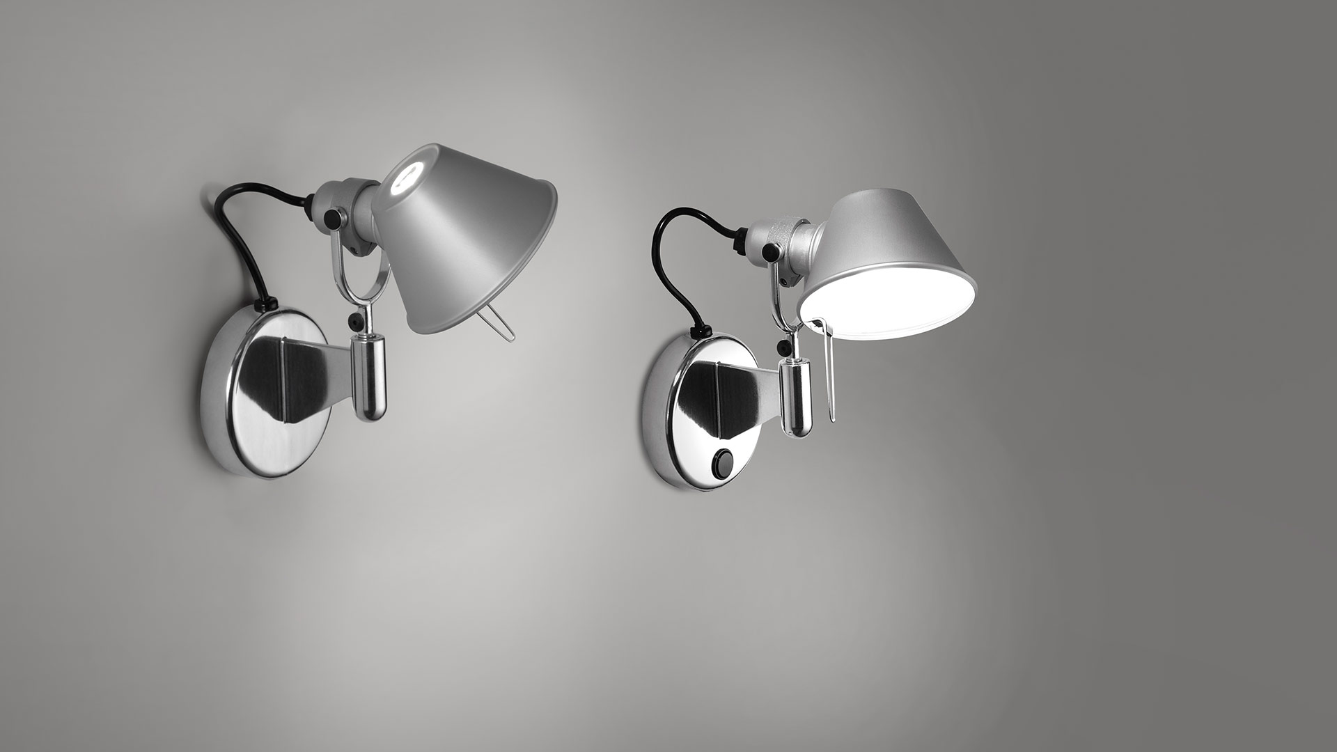 Due lampade da parete Artemide Tolomeo Micro Faretto in alluminio, paralumi conici regolabili su supporti a parete cromati, spenta e accesa