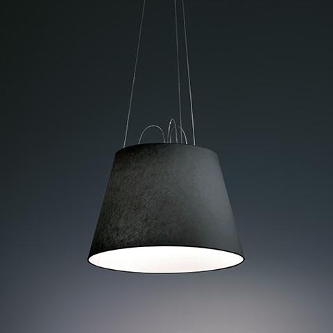Lampada a sospensione Artemide Tolomeo Mega Sospensione con paralume troncoconico scuro e texture, emette luce calda verso il basso, sospesa da sottili cavi