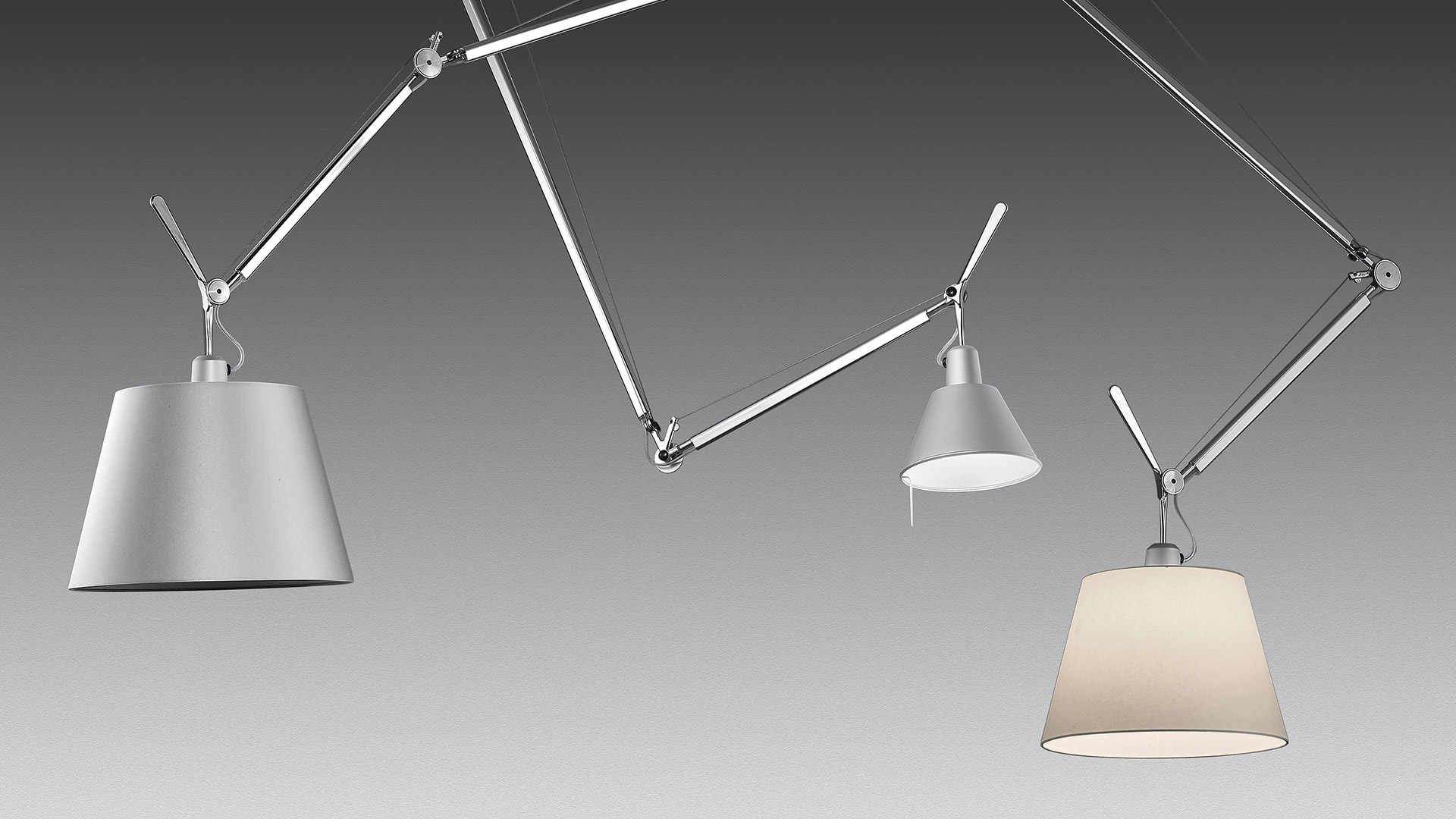 Lampada a soffitto Artemide Tolomeo Decentrata Sospensione con braccio in alluminio regolabile e paralume bianco in una stanza minimalista luminosa