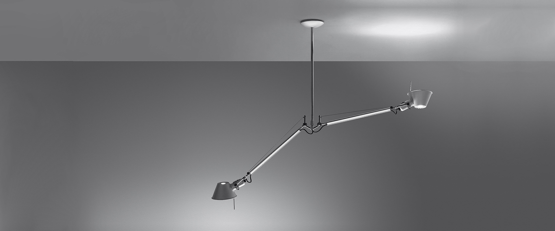 Artemide Tolomeo Due Bracci Sospensione: lampada a soffitto a doppio braccio regolabile in alluminio con due teste orientabili