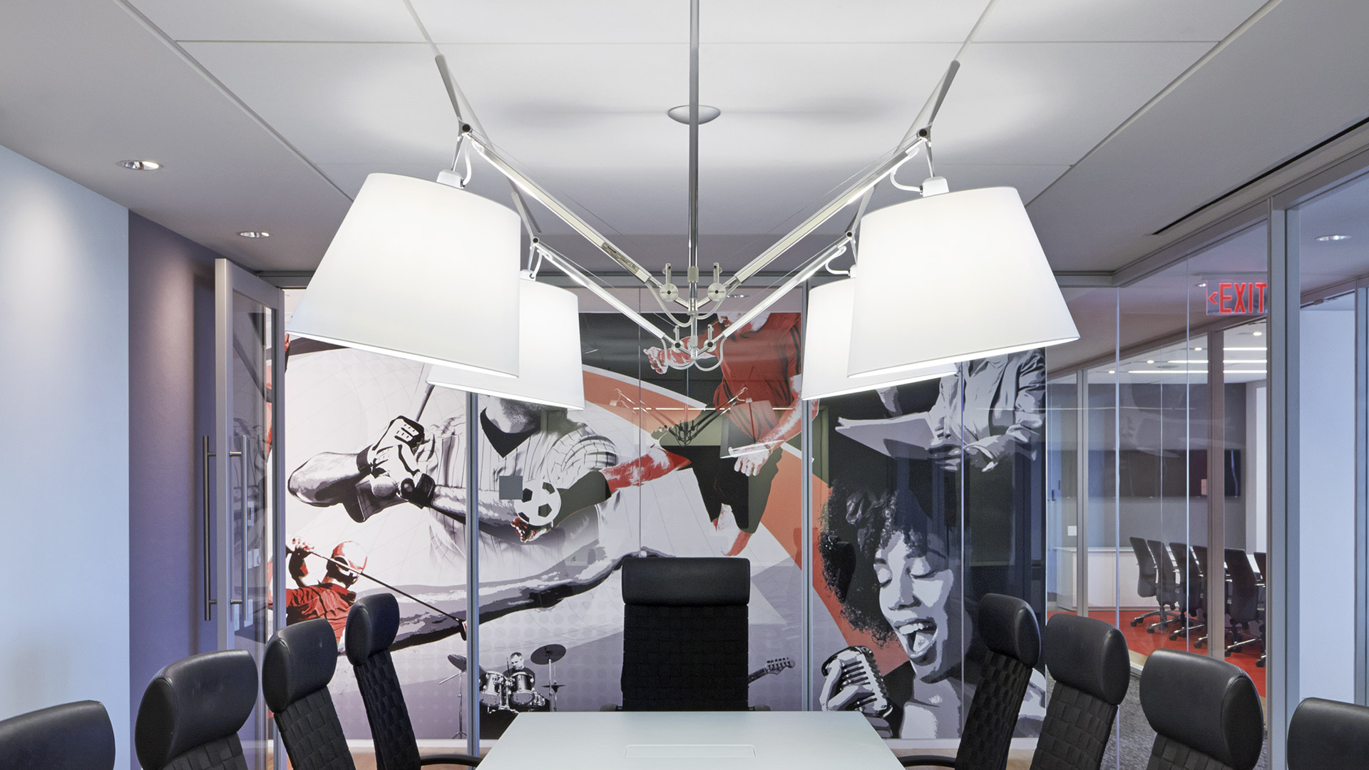 Artemide Tolomeo Basculante Sospensione Due Bracci: lampada a sospensione doppia con due bracci regolabili e paralumi conici color crema in alluminio