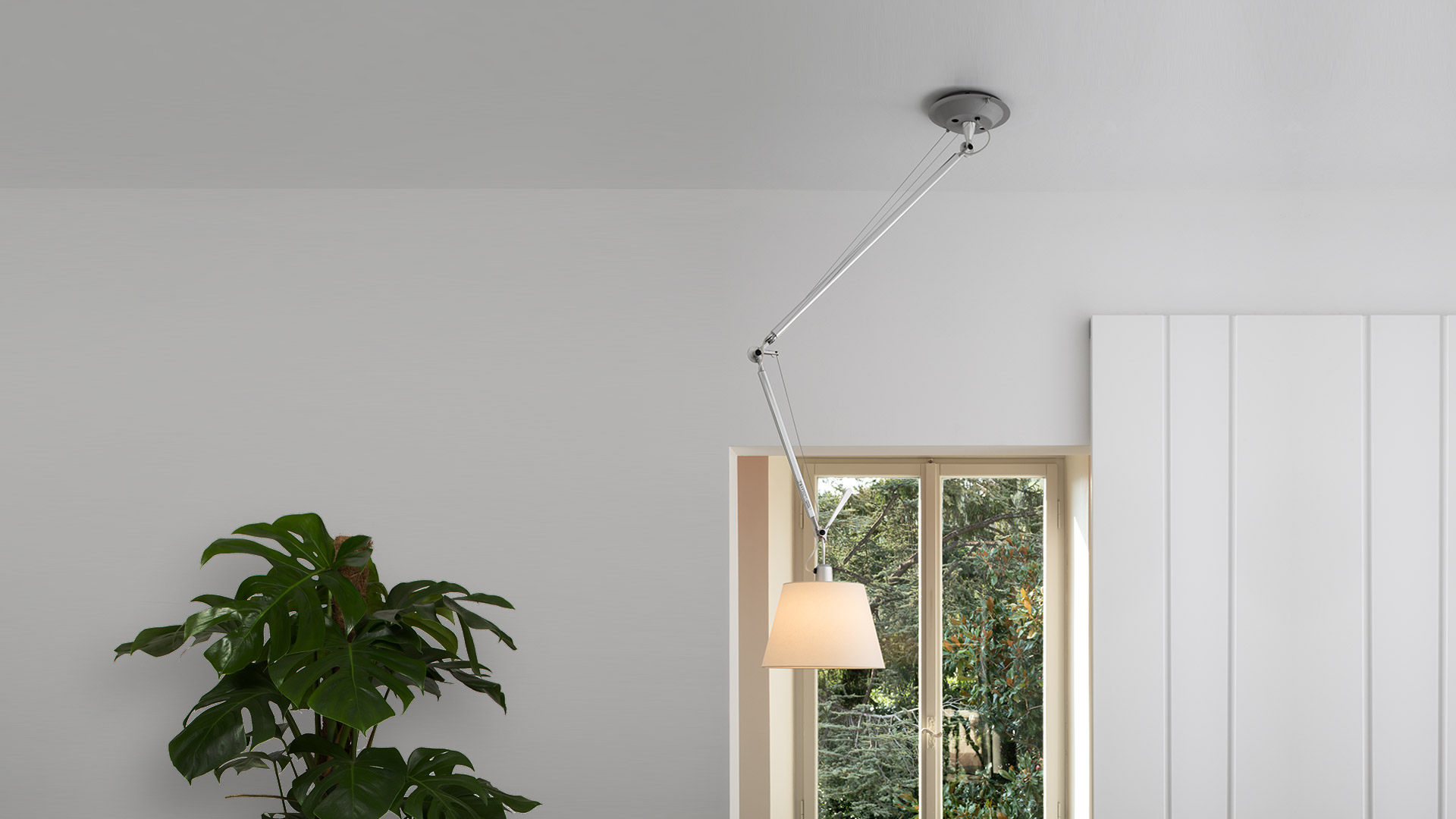 Tre lampade a sospensione Artemide Tolomeo con bracci in alluminio regolabili e paralumi conici: due in alluminio, uno in tessuto bianco