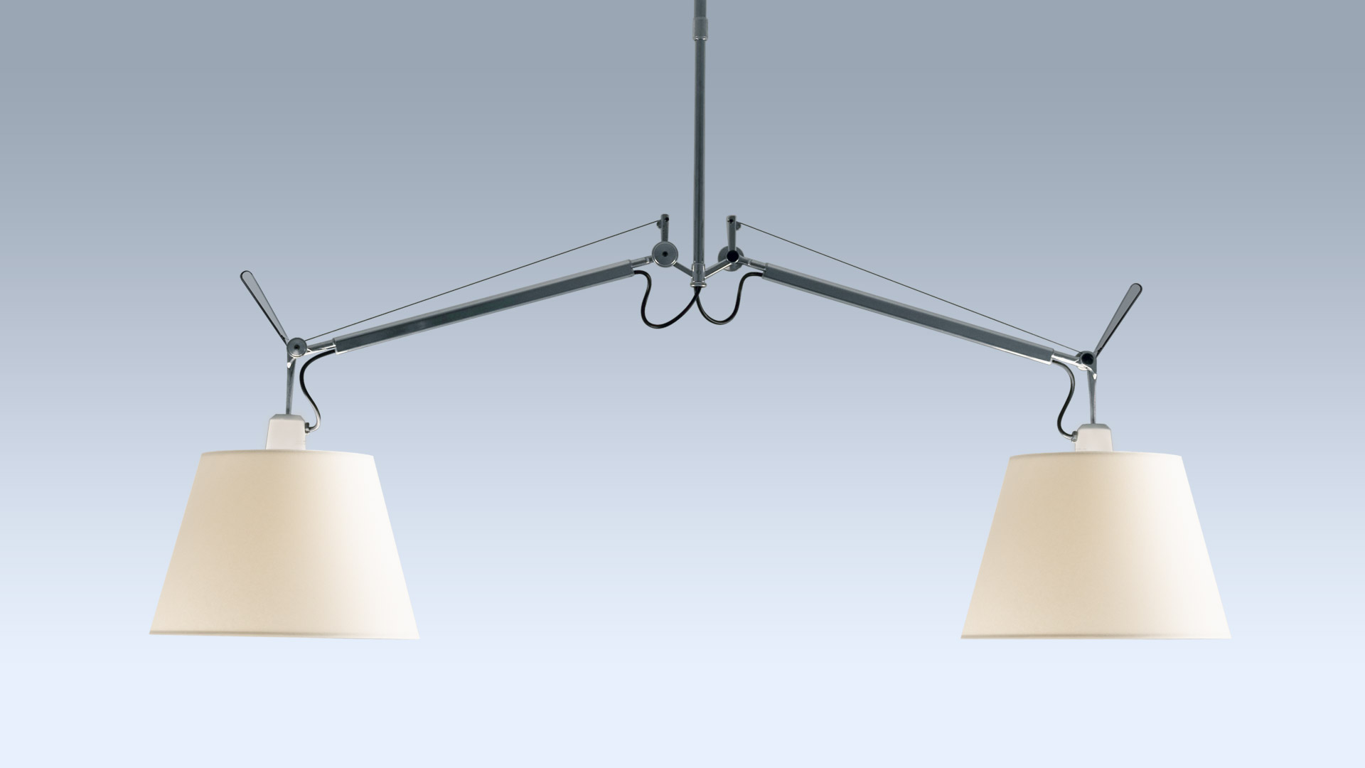 Tolomeo Basculante Sospensione Due Bracci con due paralumi bianchi sospesi sopra un tavolo conferenze in un ufficio moderno.