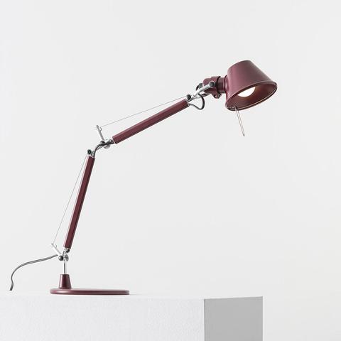 Lampada da tavolo Artemide Tolomeo Micro Tavolo color bordeaux, con design a doppio braccio articolato, paralume conico e cavi di tensione