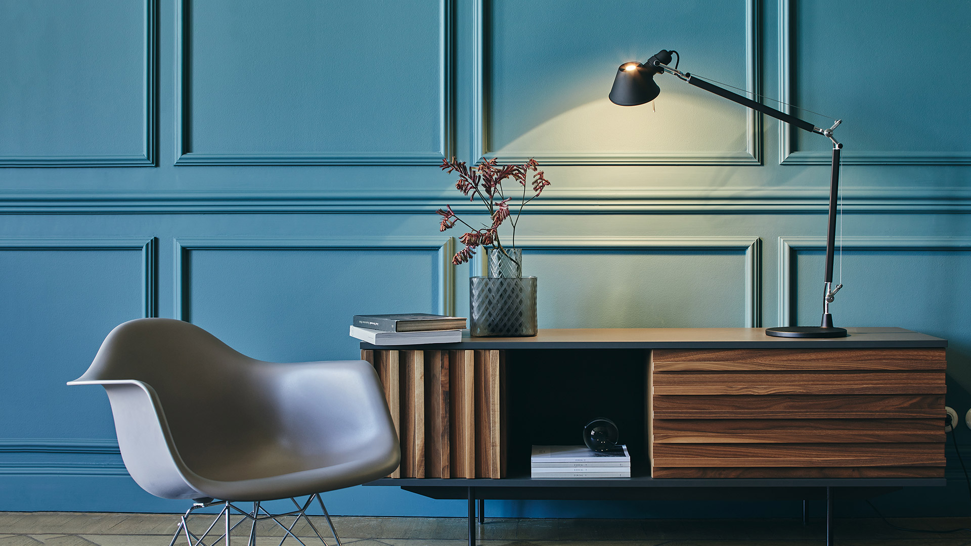 Artemide Tolomeo Tavolo desk lamp in aluminium with articulated arm and conical shade, illuminating a wooden work desk
