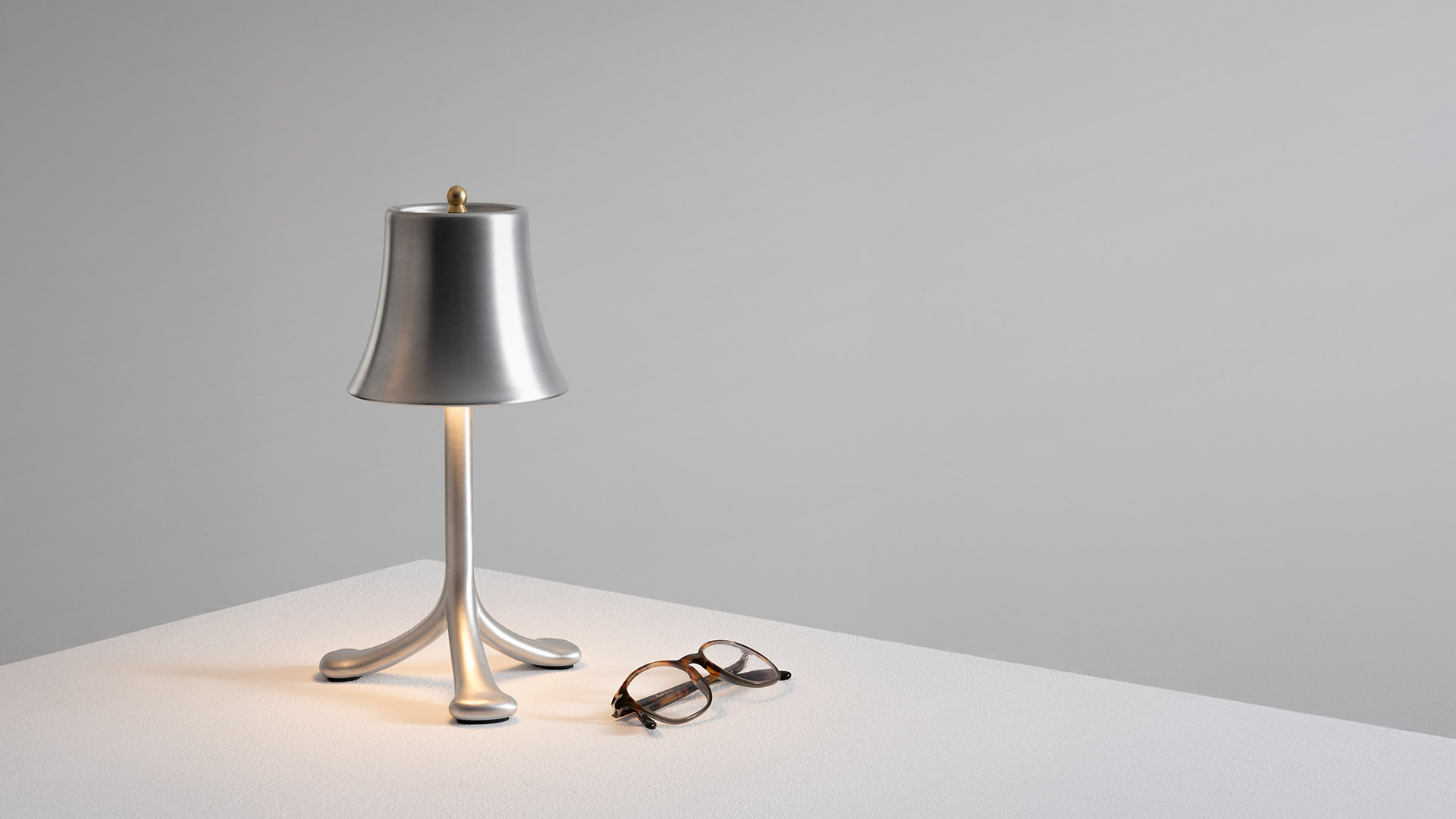 Tre lampade da tavolo Artemide Trois Rois con basi a treppiede e paralumi a campana in finiture vellutate argento, bordeaux e viola