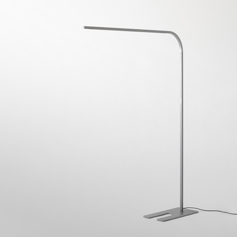 Lampada da terra Artemide Turn Around: sottile stelo in alluminio con curva morbida, barra LED orizzontale, base rettangolare piatta in finitura grigia