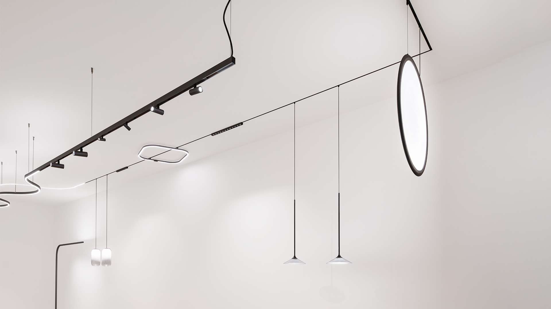 Artemide Turn Around System: lampada a sospensione LED di forma quadrata con angoli arrotondati in metallo lucido, sospesa da un cavo nero al soffitto