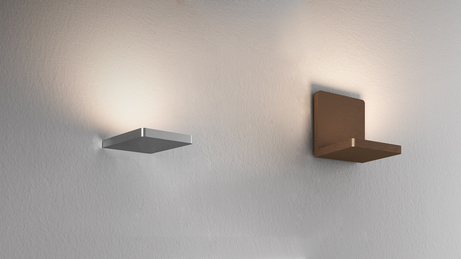 Lampada da parete Artemide Ulrich und Diotima: sfera in vetro craquelé su mensola quadrata in alluminio spazzolato, con giochi di luce caldi sulla parete