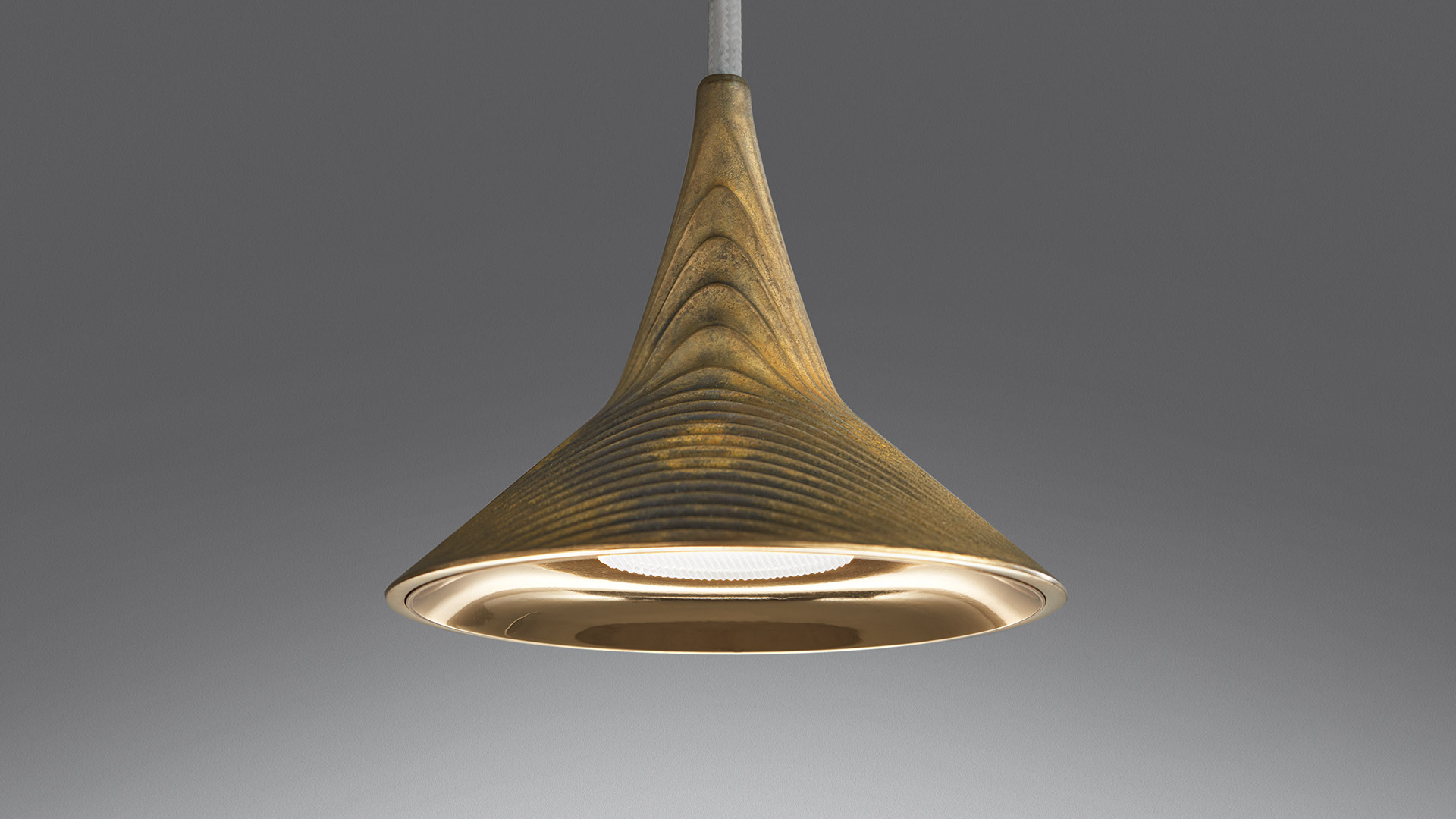 Lampadario multiplo Artemide Unterlinden: cinque paralumi conici naturali a diverse altezze da rosone nero a soffitto su cavi neri