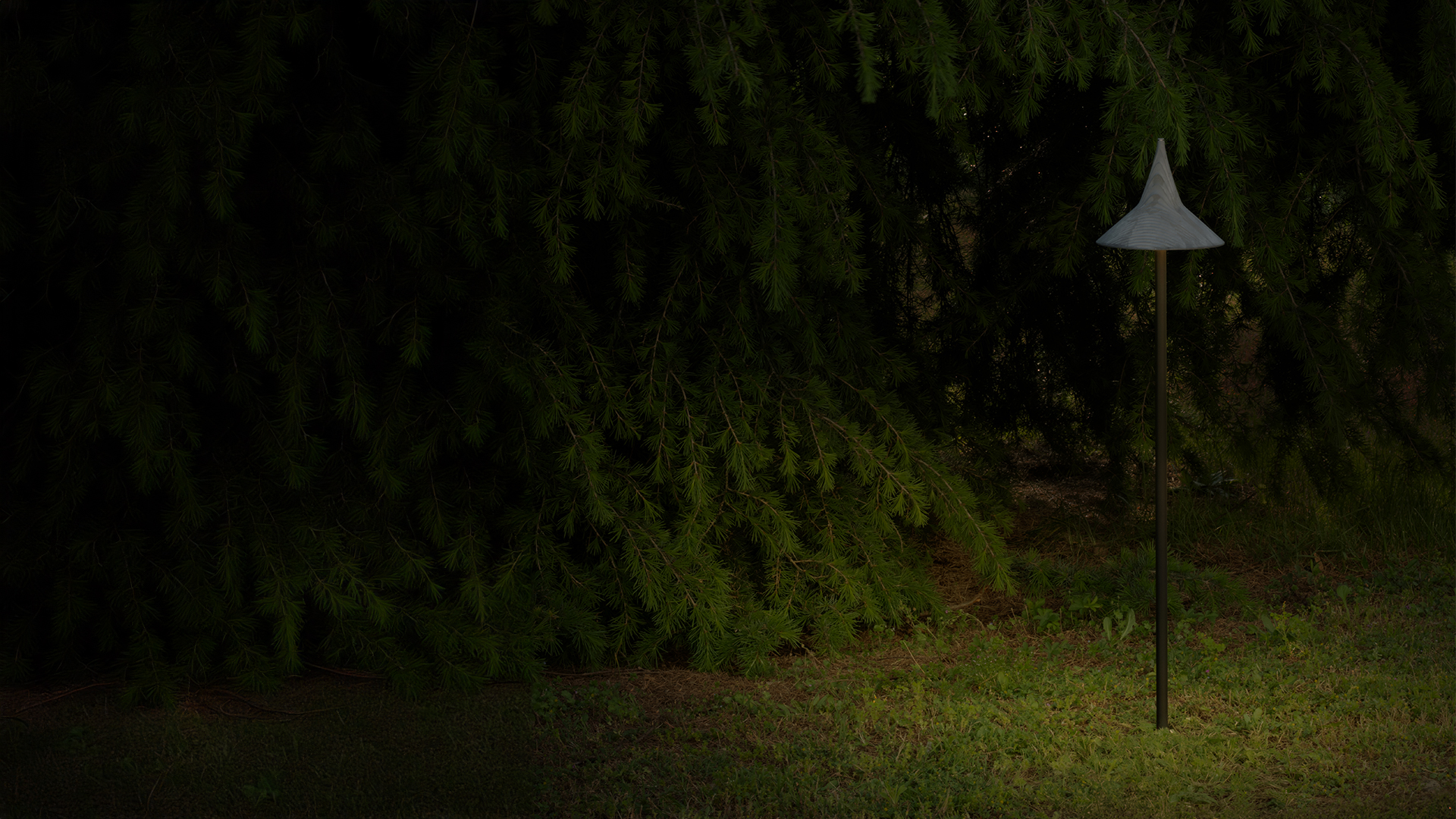 Lampada a sospensione Artemide Unterlinden Outdoor con paralume conico bianco nervato appesa tra lussureggianti foglie di palma tropicale