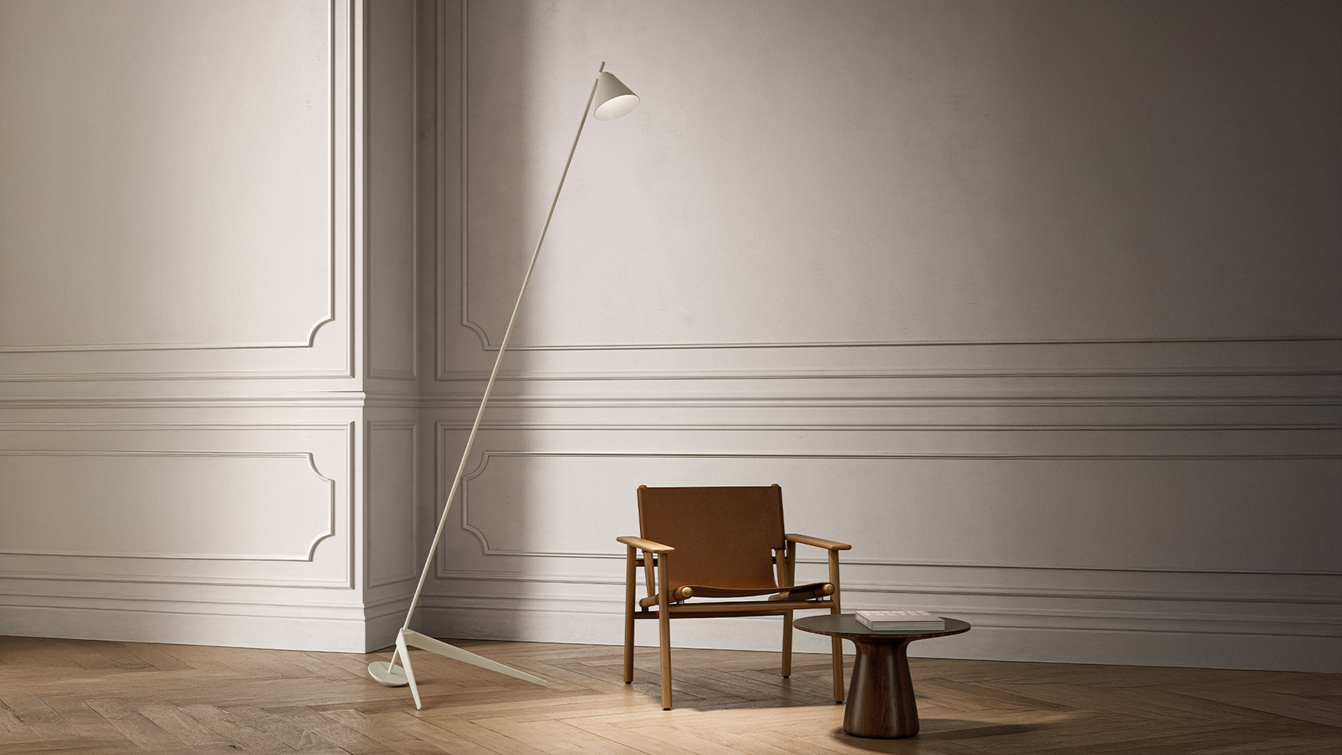 Lampada da terra Artemide Vea bianca con braccio regolabile e base a treppiede in soggiorno con pareti in legno e divano capitonné