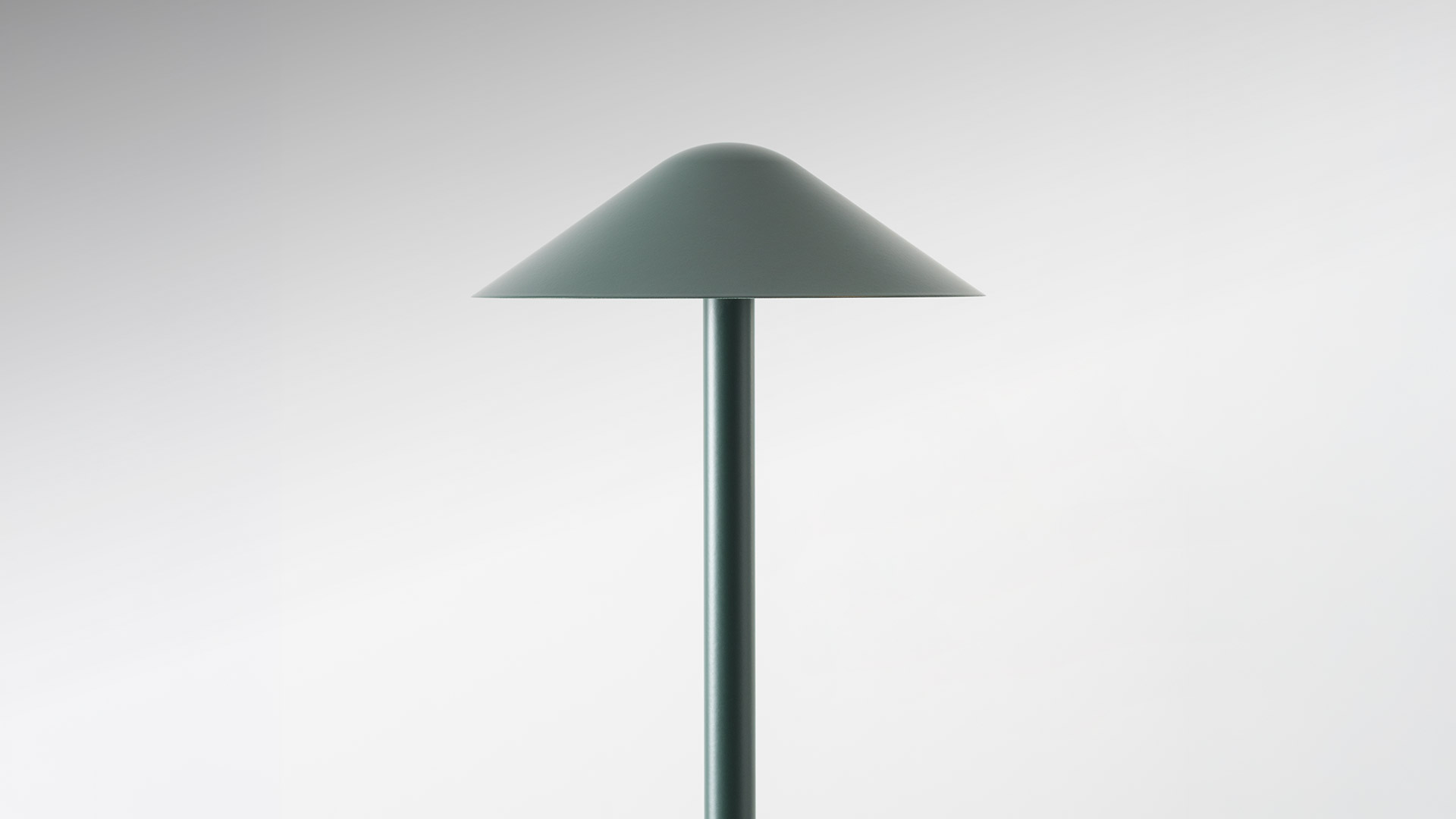 Due lampade portatili Artemide Vea in verde scuro, design con paralume conico: versione piccola da tavolo e versione alta da terra/bollard, entrambe con luce calda verso il basso