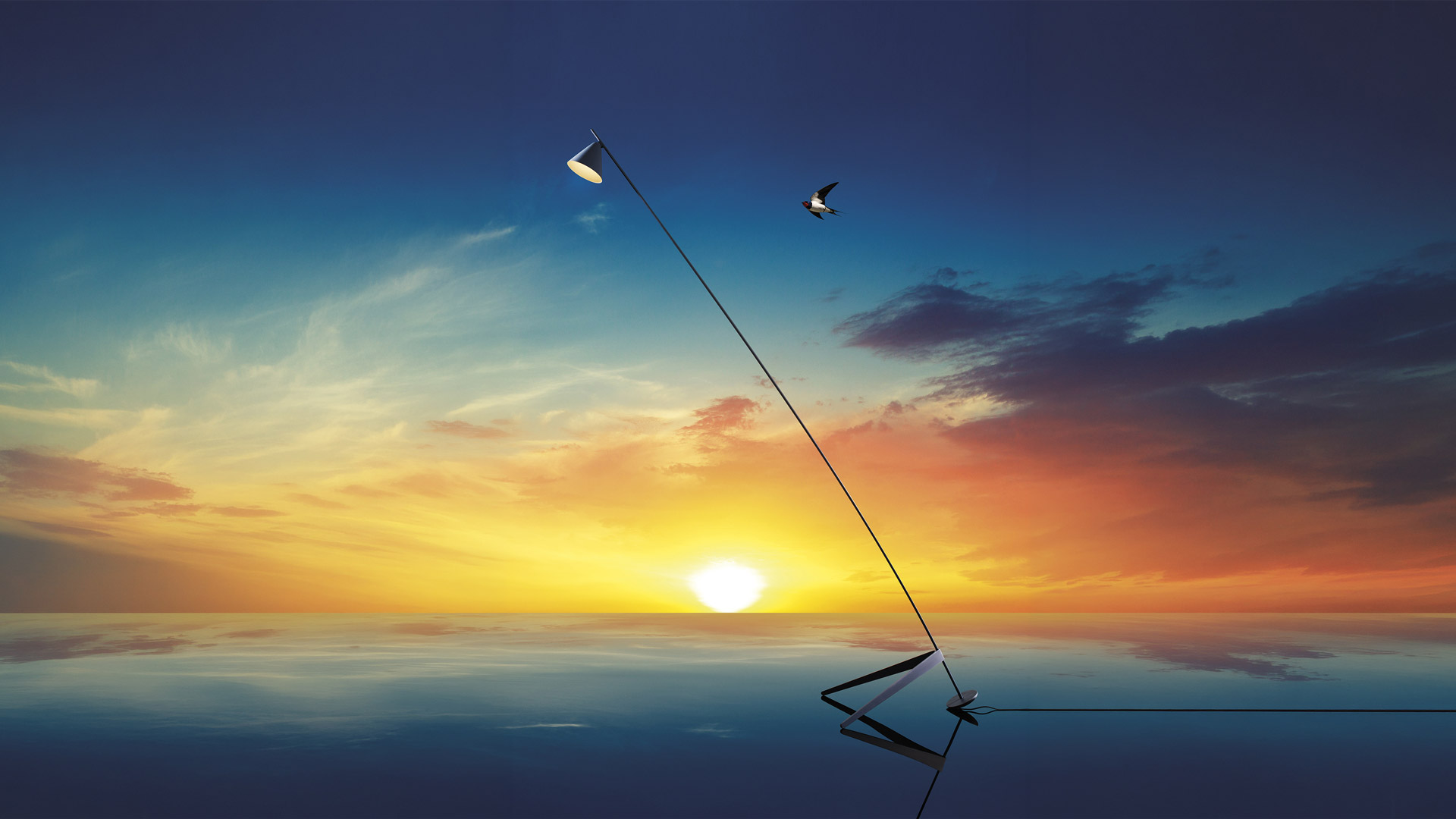 Lampada da terra Artemide Vea con alto stelo nero inclinato illumina un tavolo da pranzo esterno con sedie al crepuscolo sul mare
