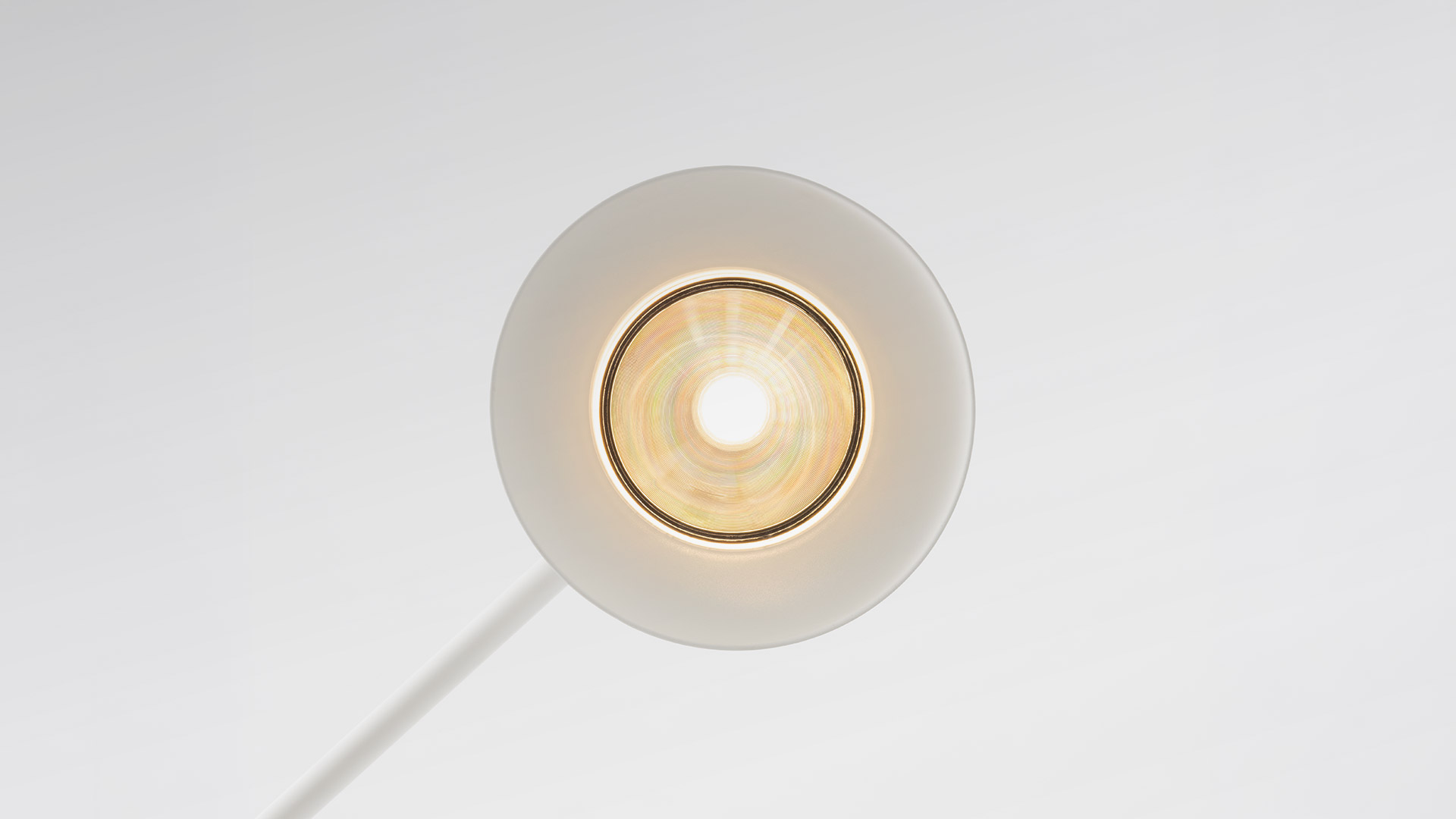 Lampada da terra Artemide Vea per esterni con paralume conico nero accanto a due sedie su una terrazza in ghiaia di una casa in pietra mediterranea al tramonto